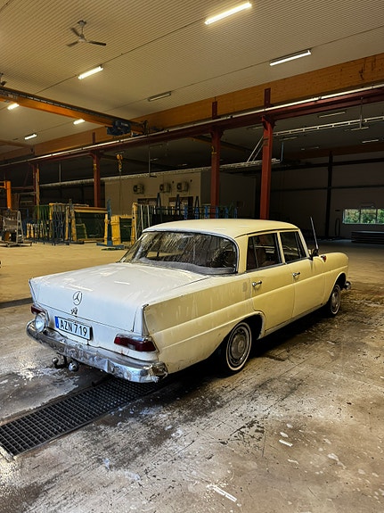 Mercedes-Benz 190 3 of 4