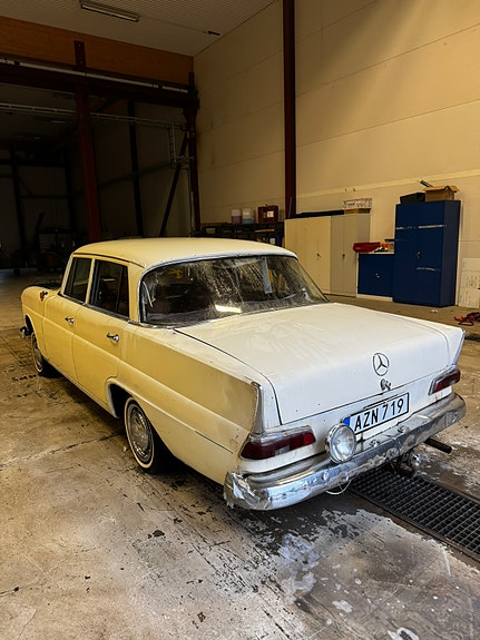 Mercedes-Benz 190 4 of 4