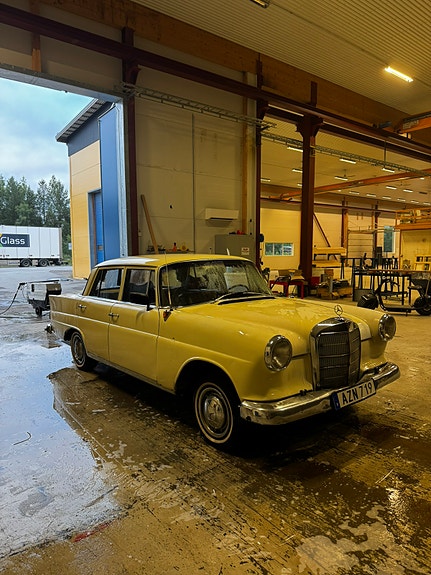 Mercedes-Benz 190 2 of 4