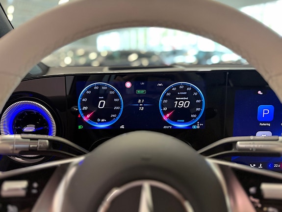 Mercedes-Benz GLB250+ 14 of 17