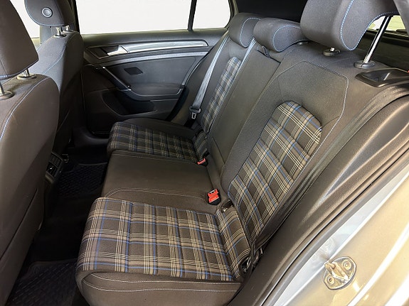 Volkswagen Golf VII 13 of 19
