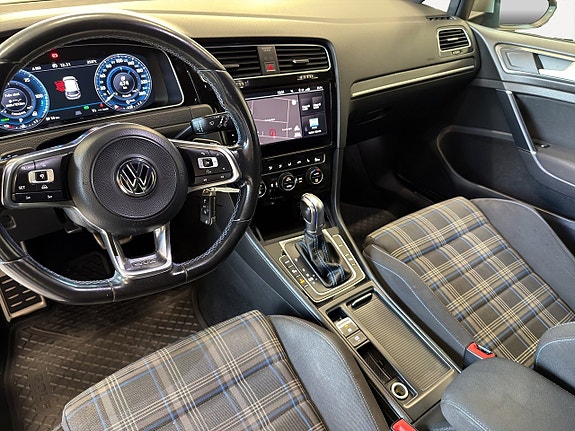 Volkswagen Golf VII 14 of 19