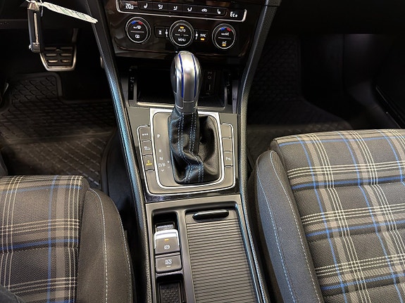 Volkswagen Golf VII 15 of 19