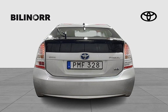 Toyota Prius 4 of 5