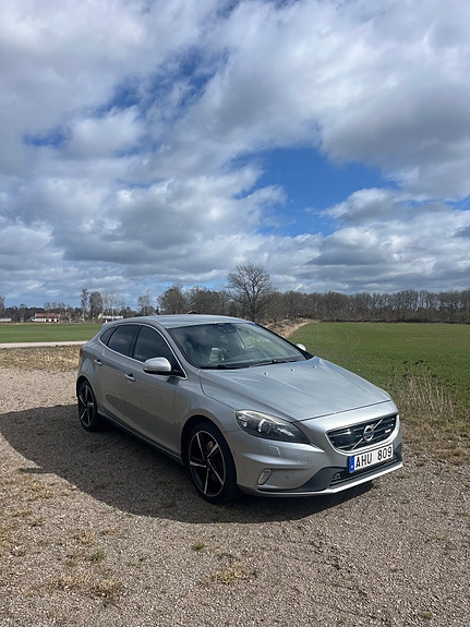 Volvo V40 2 of 12