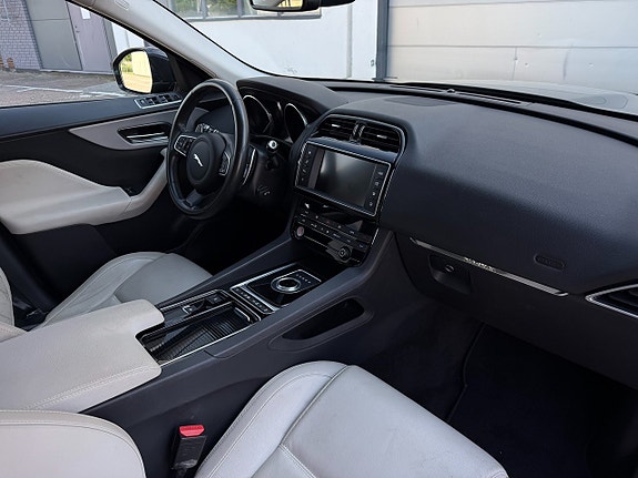Jaguar F-PACE 8 of 10