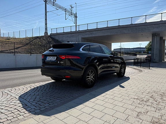 Jaguar F-PACE 3 of 10