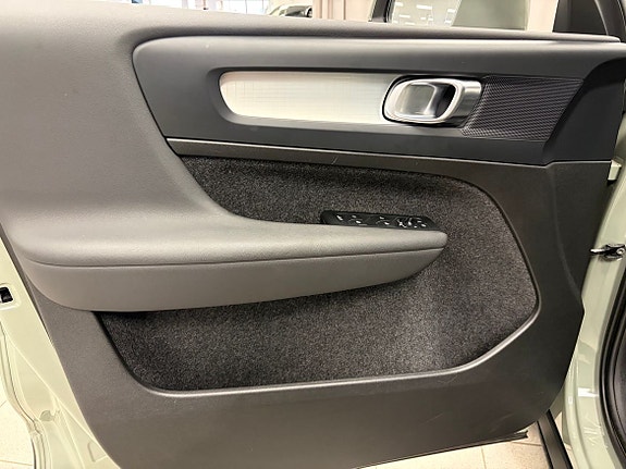 Volvo XC40 4 of 5