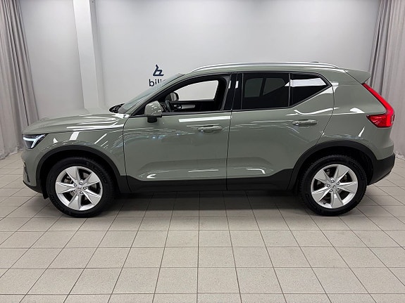 Volvo XC40 2 of 5