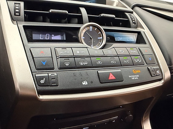 Lexus NX300h 25 of 30