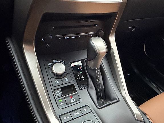 Lexus NX300h 26 of 30