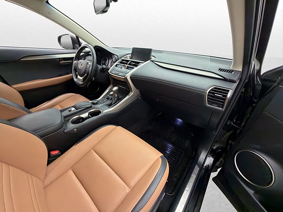 Lexus NX300h 27 of 30
