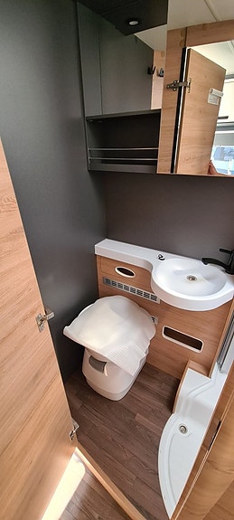Knaus 700 MEG Live Ti "låga långbäddar, alde, automat" 11 of 13