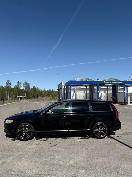 Volvo V70 2 of 5