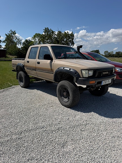 Toyota HiLux 2 of 5