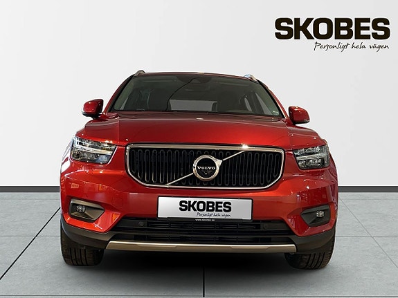 Volvo XC40 2 of 5