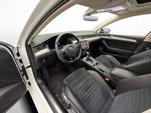 Volkswagen Passat 10 of 30