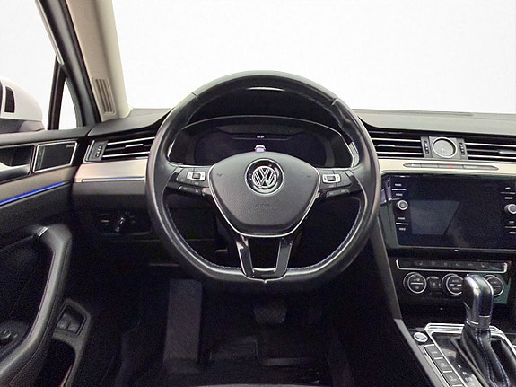 Volkswagen Passat 14 of 30