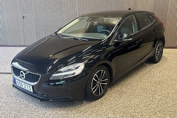 Volvo V40 2 of 9