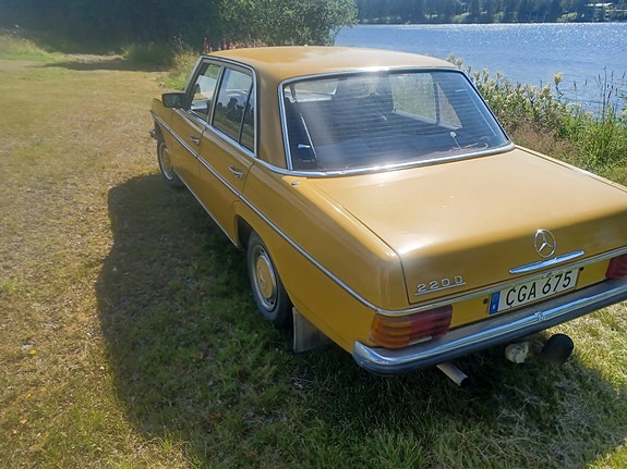 Mercedes-Benz 220 D 2 of 5