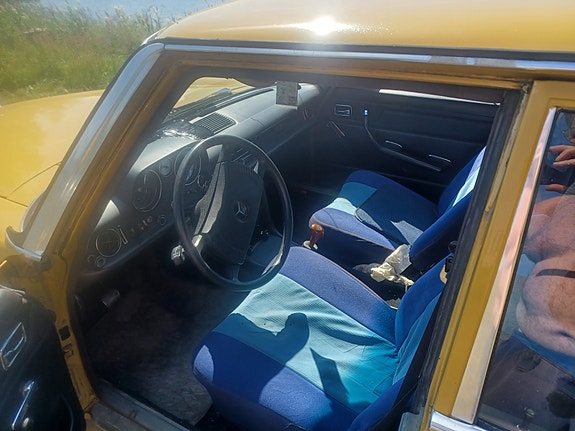 Mercedes-Benz 220 D 4 of 5