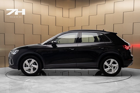 Audi Q3 2 of 20