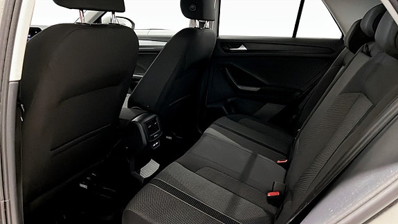 Volkswagen T-Roc 11 of 18