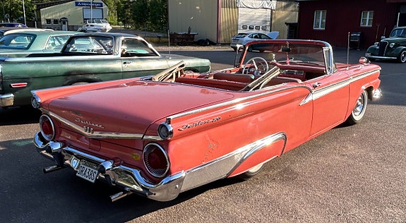 Ford Galaxie 4 of 5