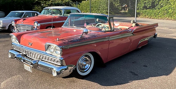Ford Galaxie 2 of 5