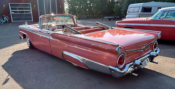 Ford Galaxie 3 of 5