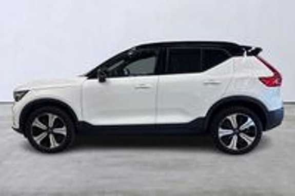 Volvo XC40 2 of 5