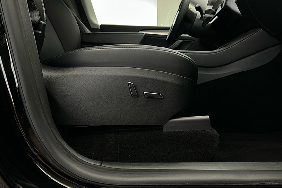 Tesla Model Y 18 of 26