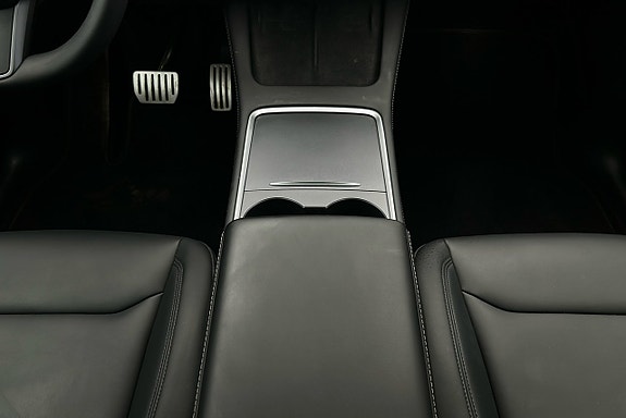 Tesla Model Y 8 of 26
