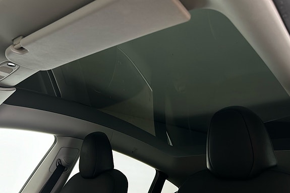 Tesla Model Y 15 of 26