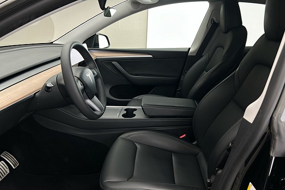 Tesla Model Y 9 of 26
