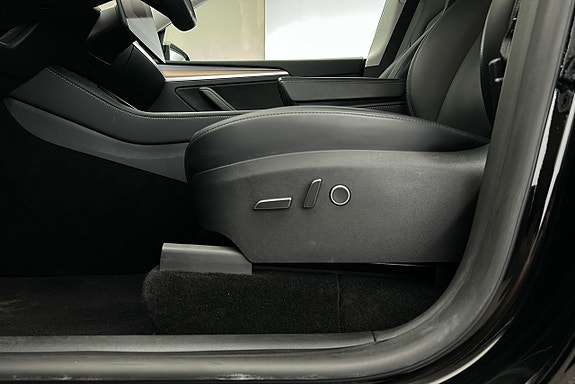 Tesla Model Y 17 of 26