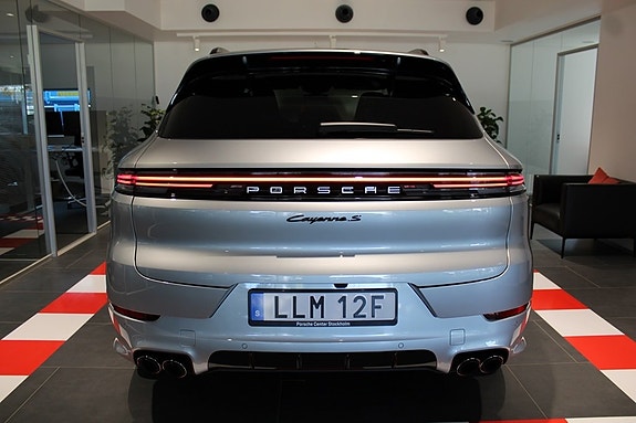 Porsche Cayenne S 3 of 5