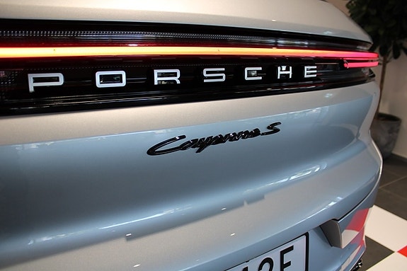 Porsche Cayenne S 4 of 5
