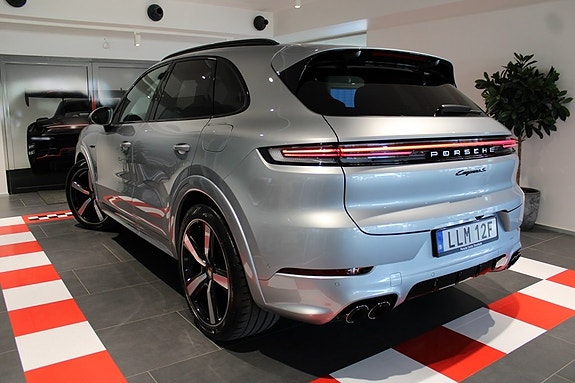 Porsche Cayenne S 2 of 5