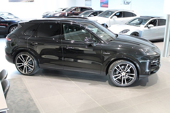 Porsche Cayenne 9 of 20