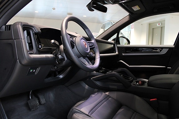 Porsche Cayenne 3 of 5