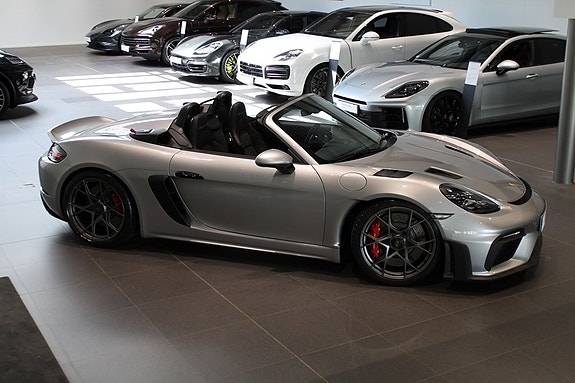 Porsche 718 Spyder RS 8 of 19