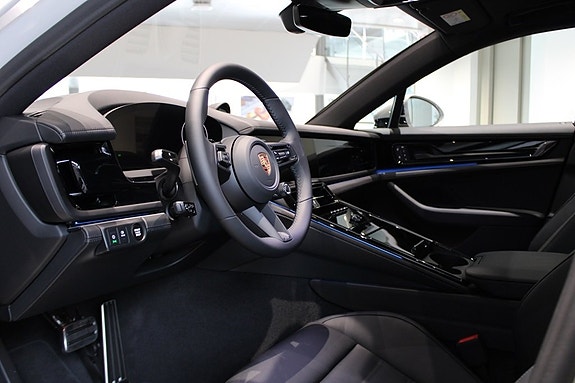 Porsche Panamera 4S 3 of 7
