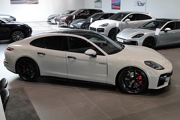 Porsche Panamera 4S 2 of 7