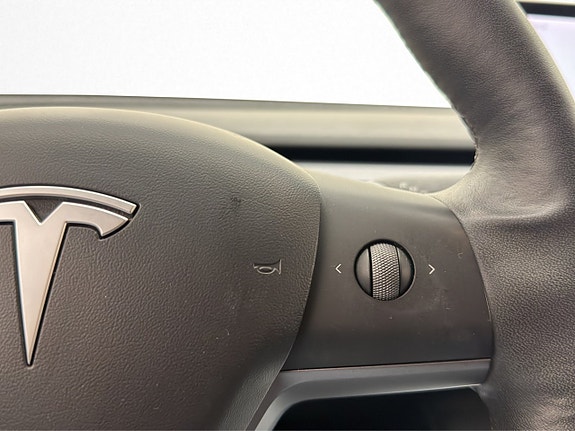 Tesla Model Y 27 of 30