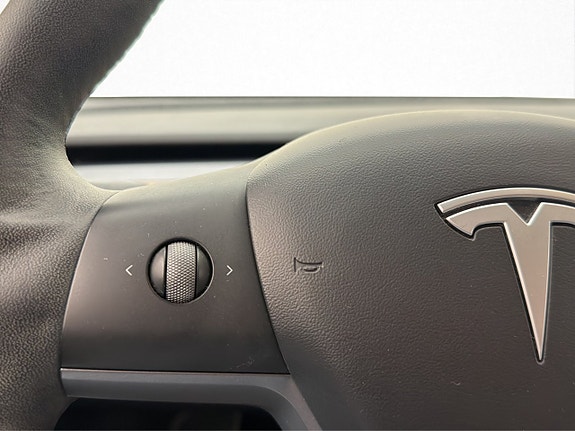 Tesla Model Y 26 of 30