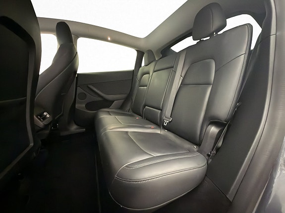 Tesla Model Y 24 of 30