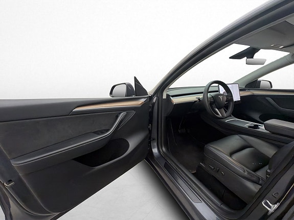 Tesla Model Y 10 of 30