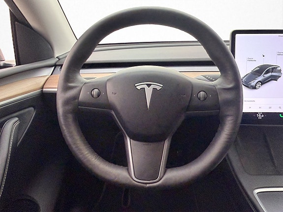 Tesla Model Y 14 of 30