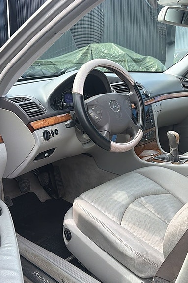 Mercedes-Benz E200 5 of 6